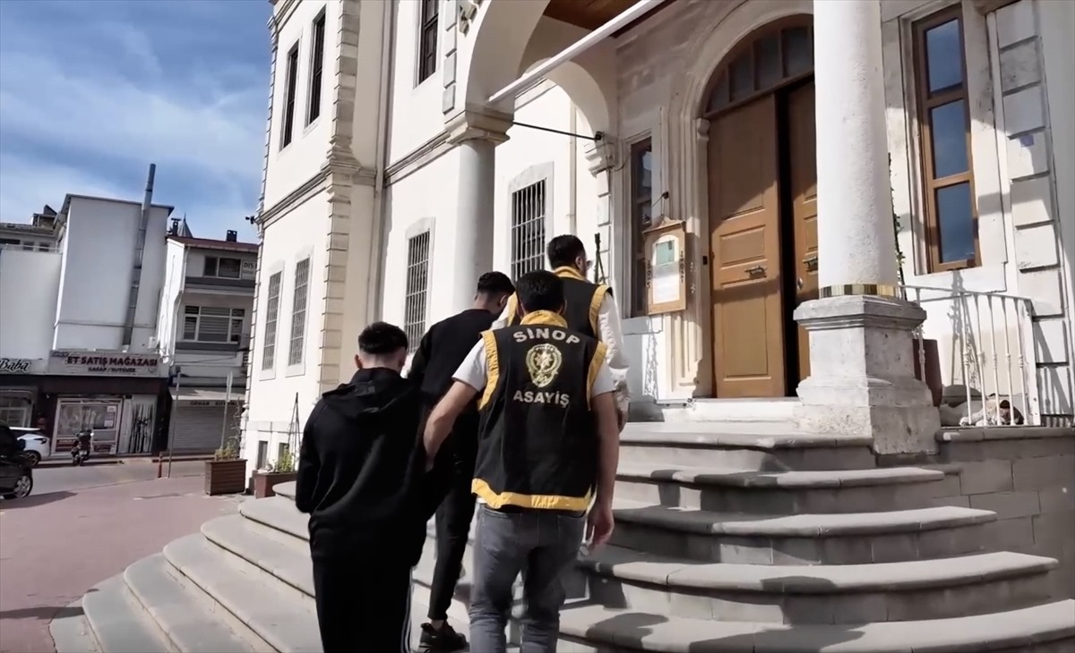 Sinop'ta düzenlenen sahte altın operasyonunda gözaltına alınan 4 şüpheliden 2'si tutuklandı. ...