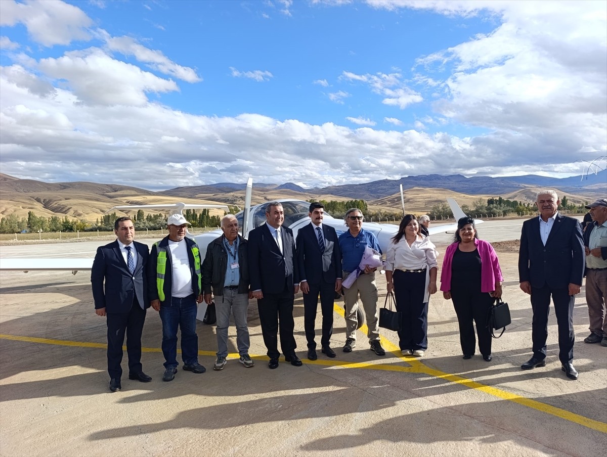 Sivas'ın Divriği ilçesinde, Nuri Demirağ tarafından 84 yıl önce inşa edilen havaalanının yeniden...