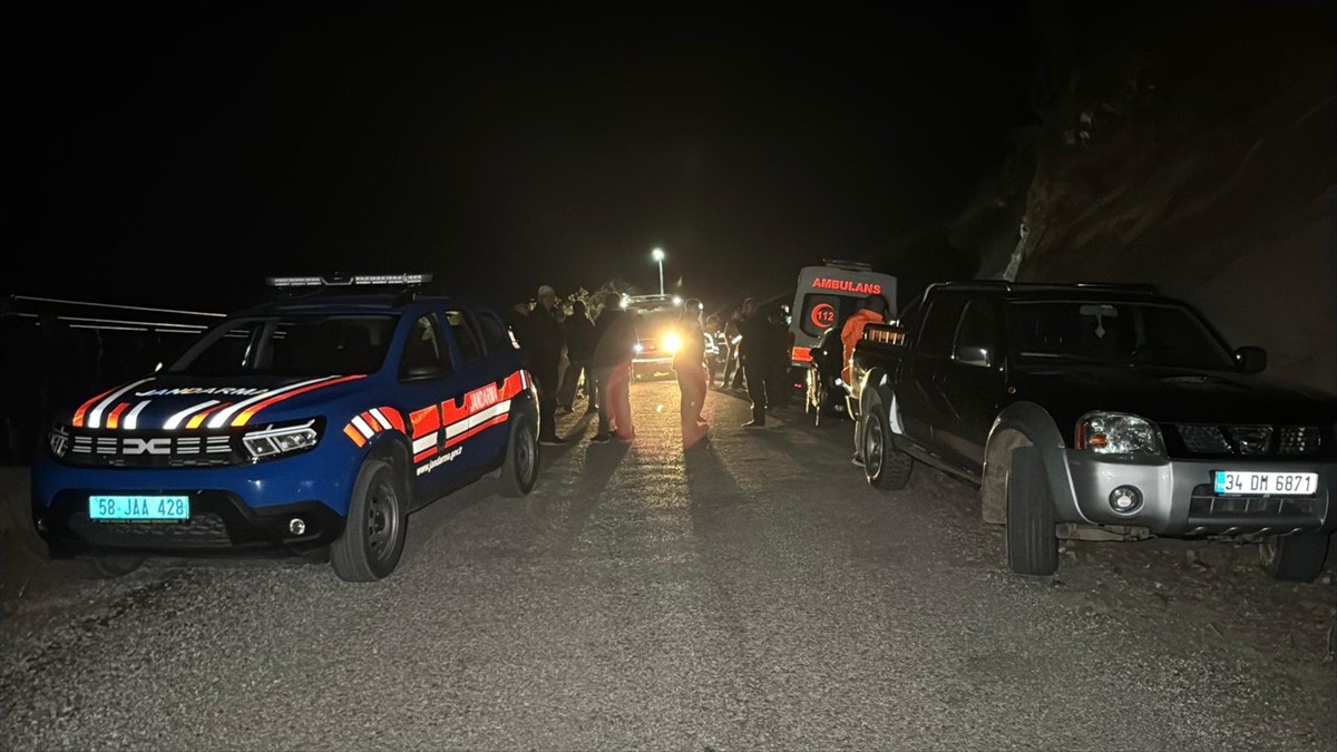 Sivas'ın Doğanşar ilçesinde otomobilin uçuruma yuvarlanması sonucu 4 kişi hayatını kaybetti. İhbar...