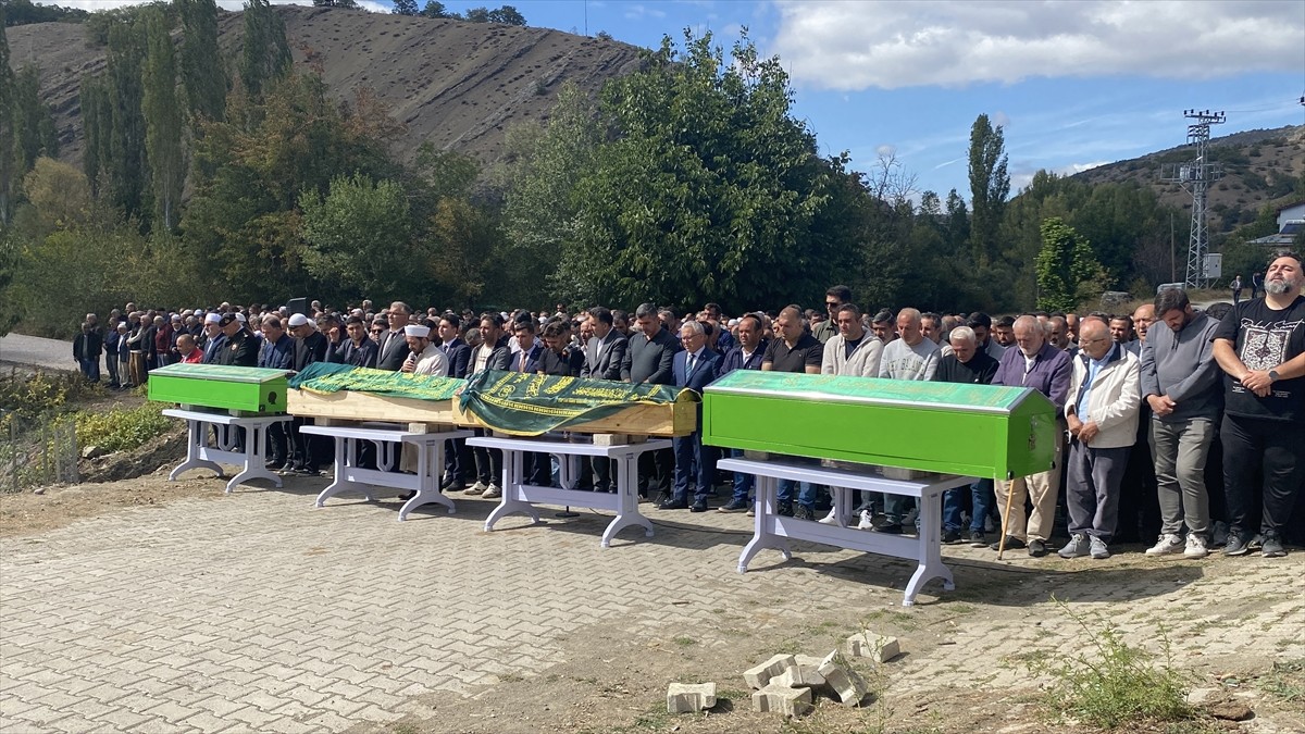 Sivas'ın Doğanşar ilçesinde otomobilin uçuruma yuvarlanması sonucu hayatını kaybeden 4 kişinin...