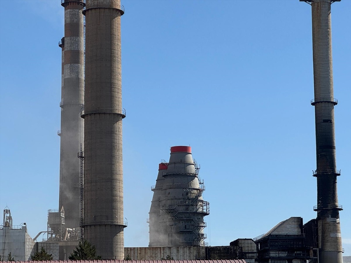 Sivas'ın Kangal ilçesinde termik santralde çıkan yangın, itfaiye ekiplerinin müdahalesiyle kontrol...