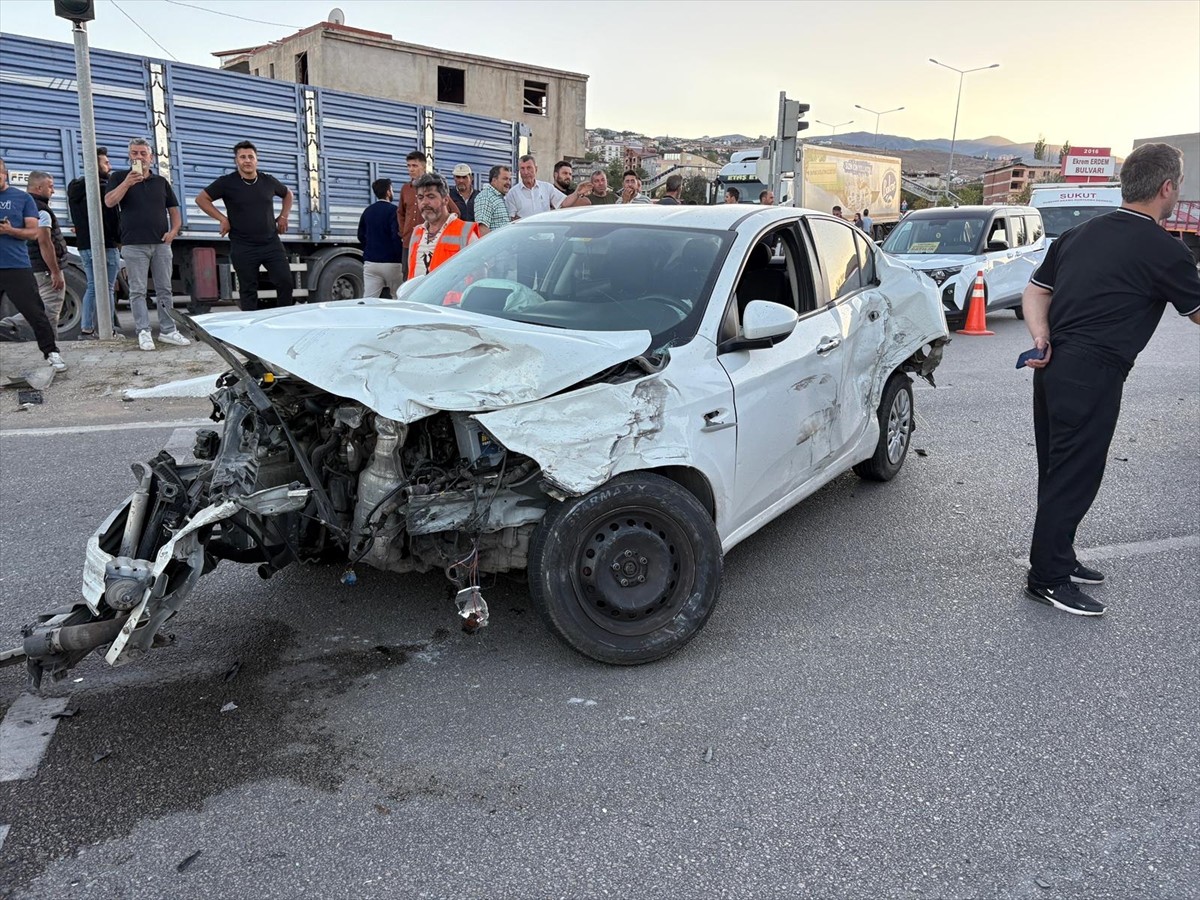 Sivas'ın Suşehri ilçesinde otomobille çarpıştıktan sonra devrilen minibüsteki 15 tarım işçisi...