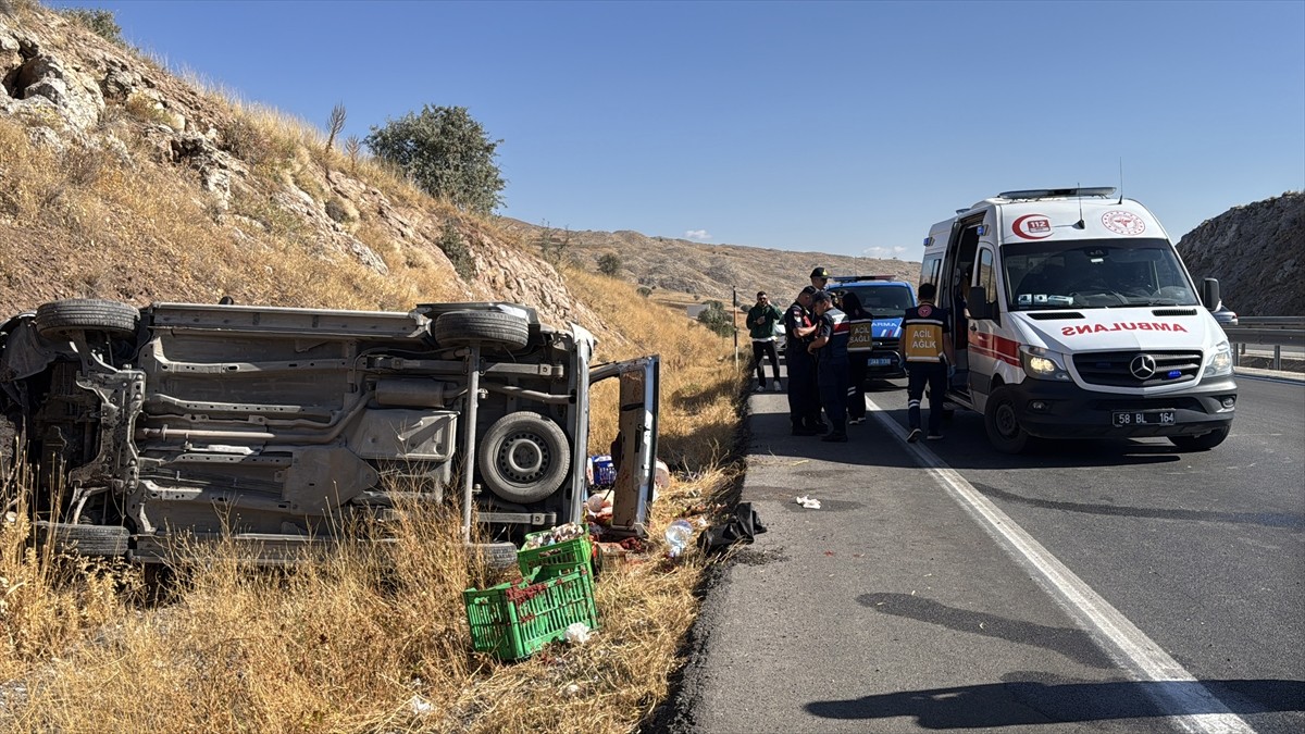 Sivas'ta hafif ticari aracın devrilmesi sonucu 4 kişi yaralandı. Kaza yerine sağlık ekipleri sevk...