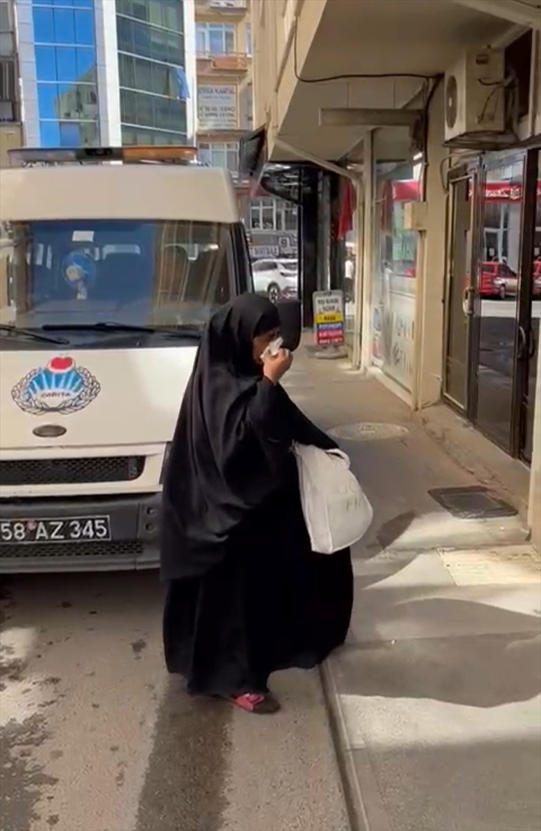 Sivas'ta zabıta ekiplerince yakalanan dilencilerden birinin topladığı paraları lahmacunun içine...