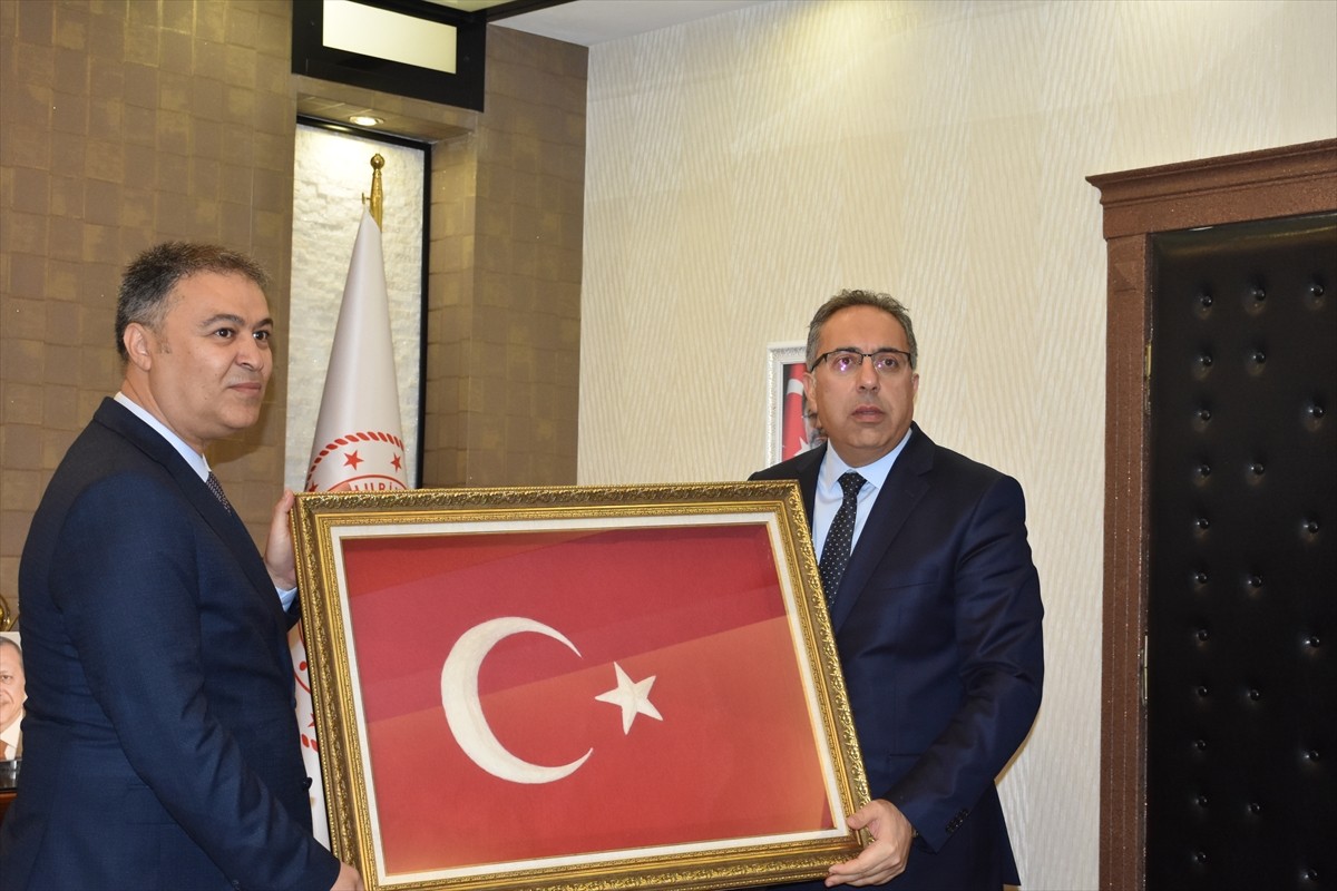 Tarım ve Orman Bakan Yardımcısı Ahmet Gümen (sağda), Afyonkarahisar'da ziyaretlerde bulundu. İl...