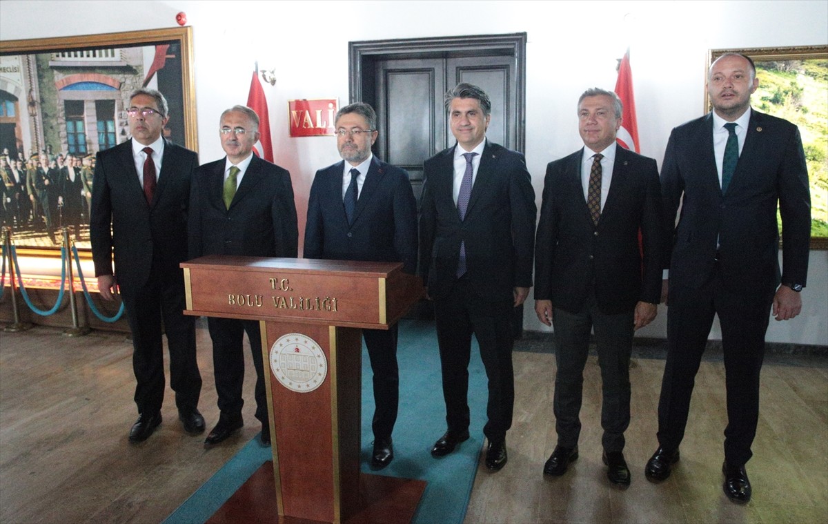 Tarım ve Orman Bakanı İbrahim Yumaklı (sol 3), çeşitli programlara katılmak için geldiği Bolu'da...