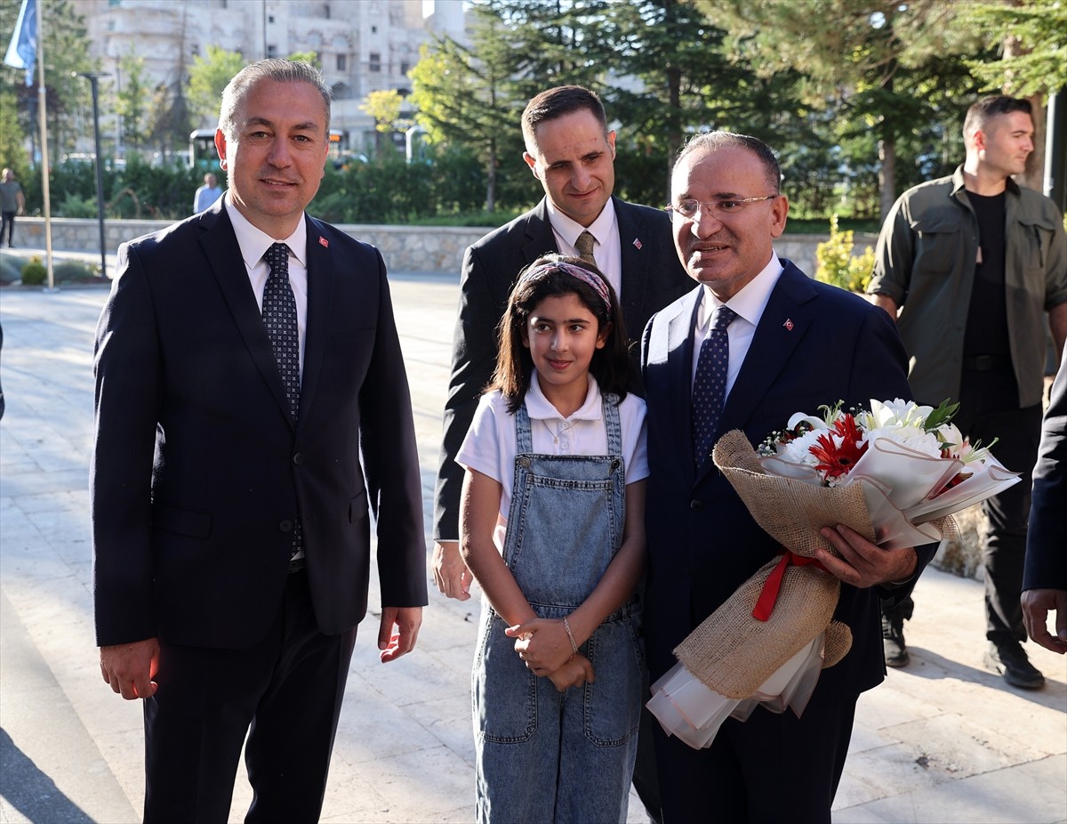 TBMM Başkanvekili Bekir Bozdağ (sol 3), Sivas'ta ziyaretler gerçekleştirdi. Bozdağ, Sivas Valisi...