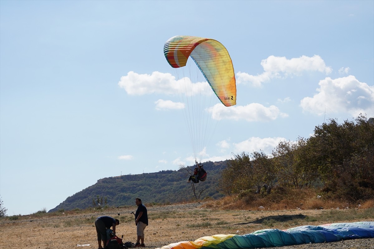 Tekirdağ'da bulunan Uçmakdere'de hafta sonu adrenalin tutkunları gökyüzüyle buluşuyor. Marmara...