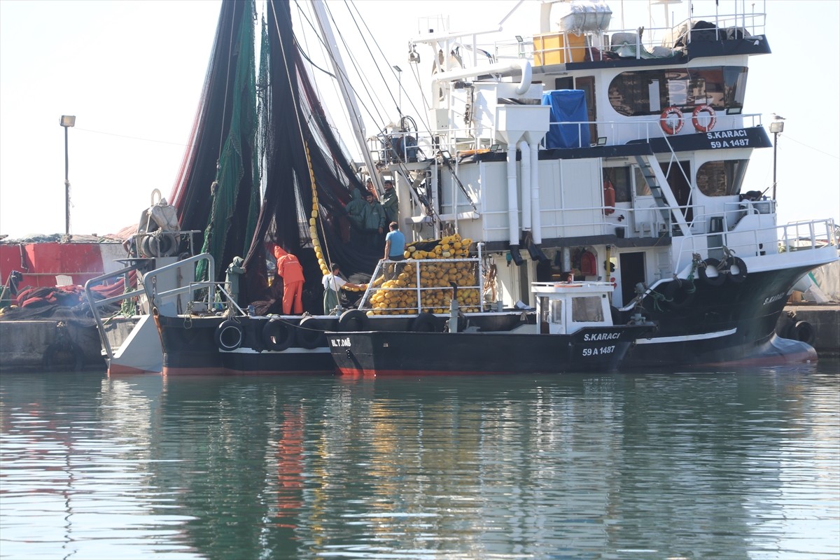 Tekirdağ'da iki gündür etkili olan poyraz nedeniyle denize açılamayan balıkçılar, rüzgarın...