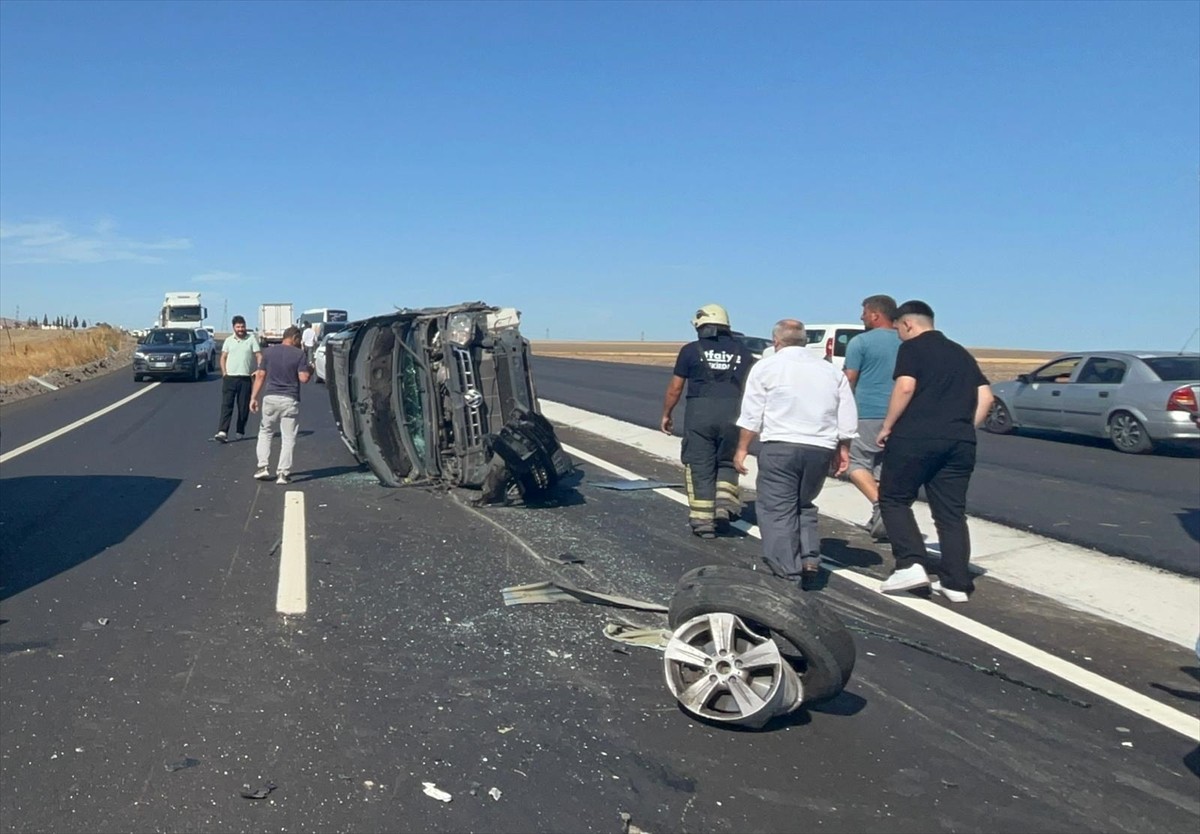 Tekirdağ'ın Çorlu ilçesinde 3 aracın karıştığı kazada 6 kişi yaralandı.