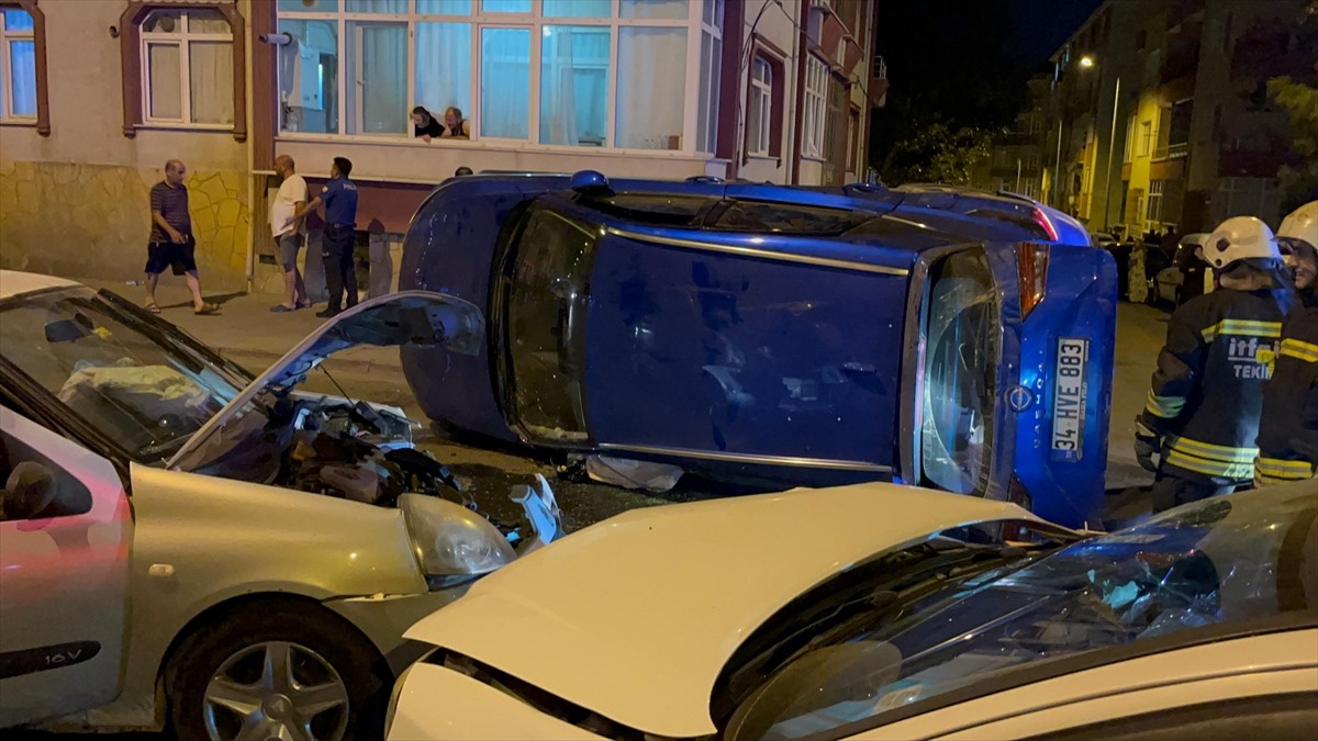 Tekirdağ'ın Çorlu ilçesinde 3 otomobilin karıştığı kazada 3 kişi yaralandı.