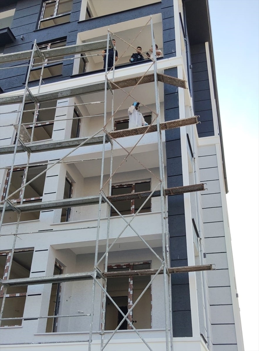 Tekirdağ'ın Çorlu ilçesinde bir inşaatta çalışan işçi 4. kattan düşerek hayatını...