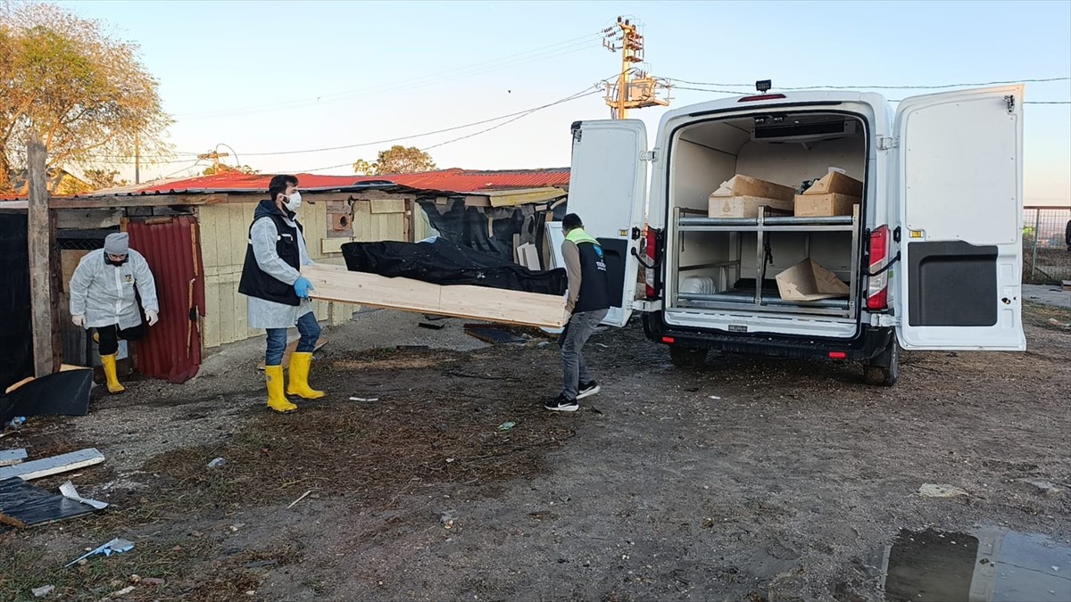 Tekirdağ’ın Çerkezköy ilçesinde barakada çıkan yangında bir kadın hayatını kaybetti. Cenaze, olay...
