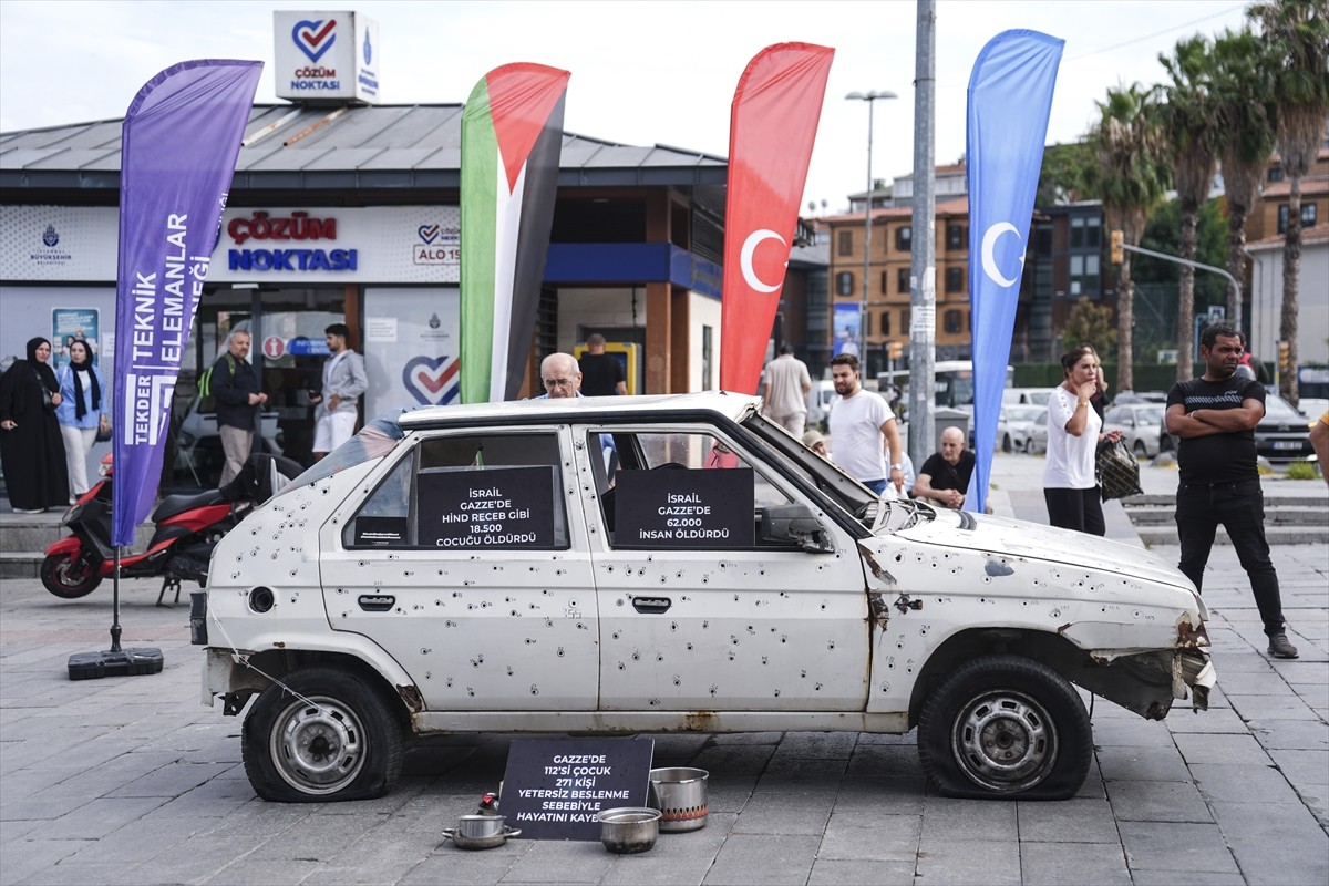Teknik Elemanlar Derneği (TEKDER) İstanbul Şubesince düzenlenen "Gezici Soykırım Müzesi" etkinliği...