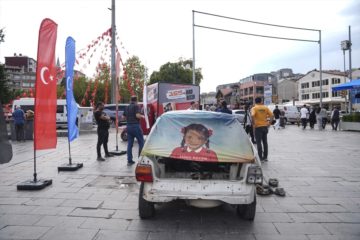 Teknik Elemanlar Derneği (TEKDER) İstanbul Şubesince düzenlenen "Gezici Soykırım Müzesi" etkinliği...