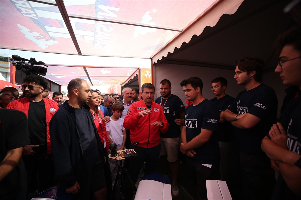 TEKNOFEST Yönetim Kurulu Başkanı Selçuk Bayraktar, Çanakkale'nin Gökçeada ilçesinde düzenlenen...
