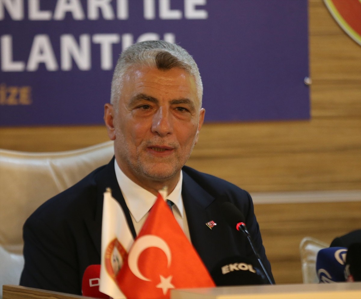 Ticaret Bakanı Ömer Bolat, Rize Ticaret ve Sanayi Odası Salonu'nda düzenlenen "Sivil Toplum...