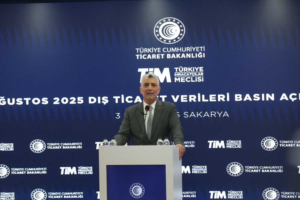 Ticaret Bakanı Ömer Bolat (sol 4), Sakarya Ticaret ve Sanayi Odası'nda düzenlenen toplantıya...