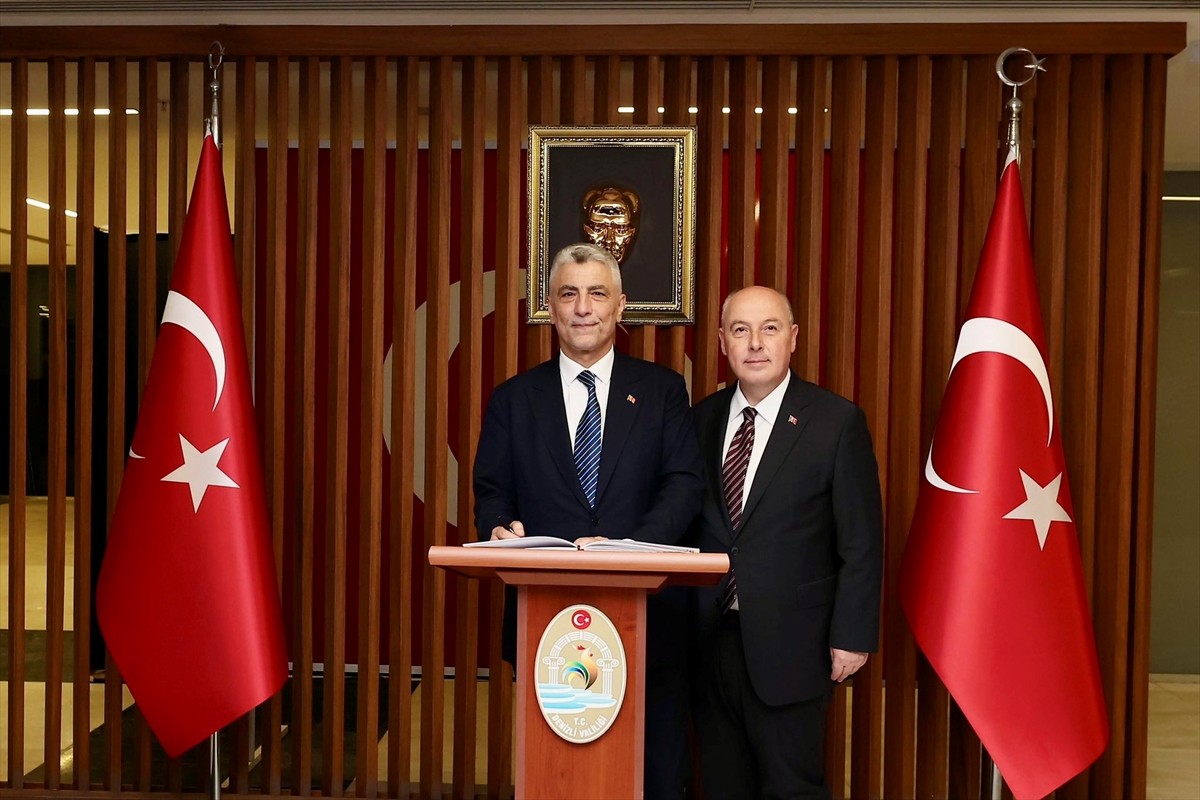Ticaret Bakanı Ömer Bolat (solda), çeşitli programlara katılmak üzere geldiği Denizli'de...