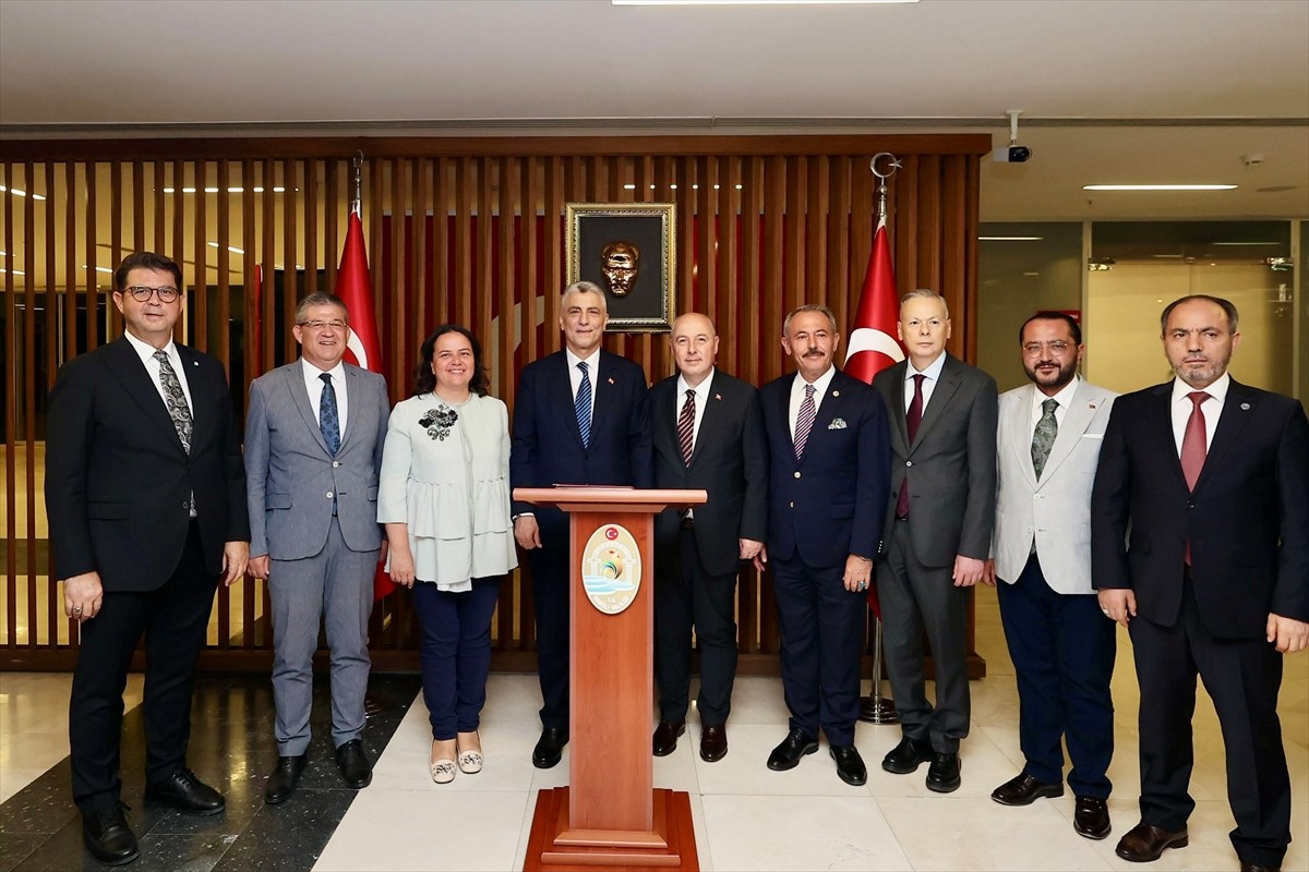 Ticaret Bakanı Ömer Bolat (solda), çeşitli programlara katılmak üzere geldiği Denizli'de...