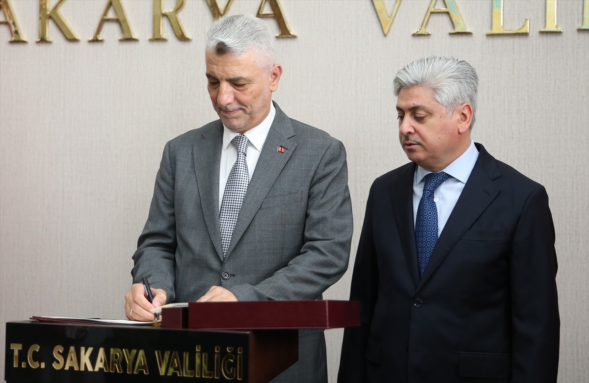 Ticaret Bakanı Ömer Bolat (solda), Sakarya Valiliği'ni ziyaret ederek, Şeref Defteri'ni imzaladı....