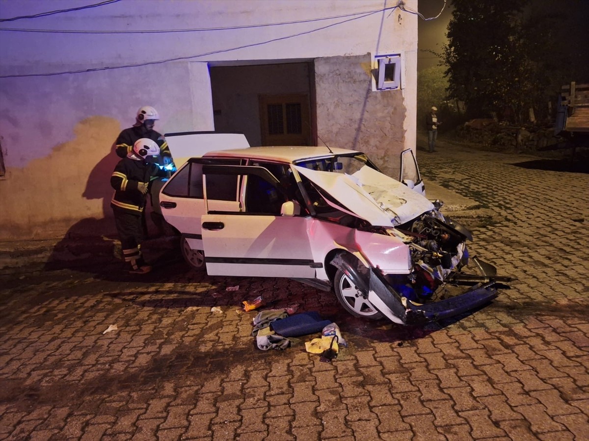 Tokat'ın Niksar ilçesinde park halindeki traktörün römorkuna çarpan otomobilin sürücüsü yaşamını...