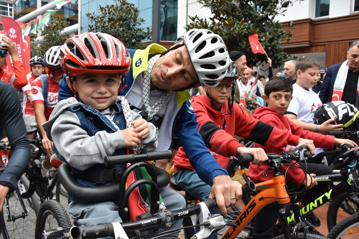 Trabzon'da "Özgür Filistin İçin Hareket Et" sloganıyla bisiklet turu ile yürüyüş organize edildi....