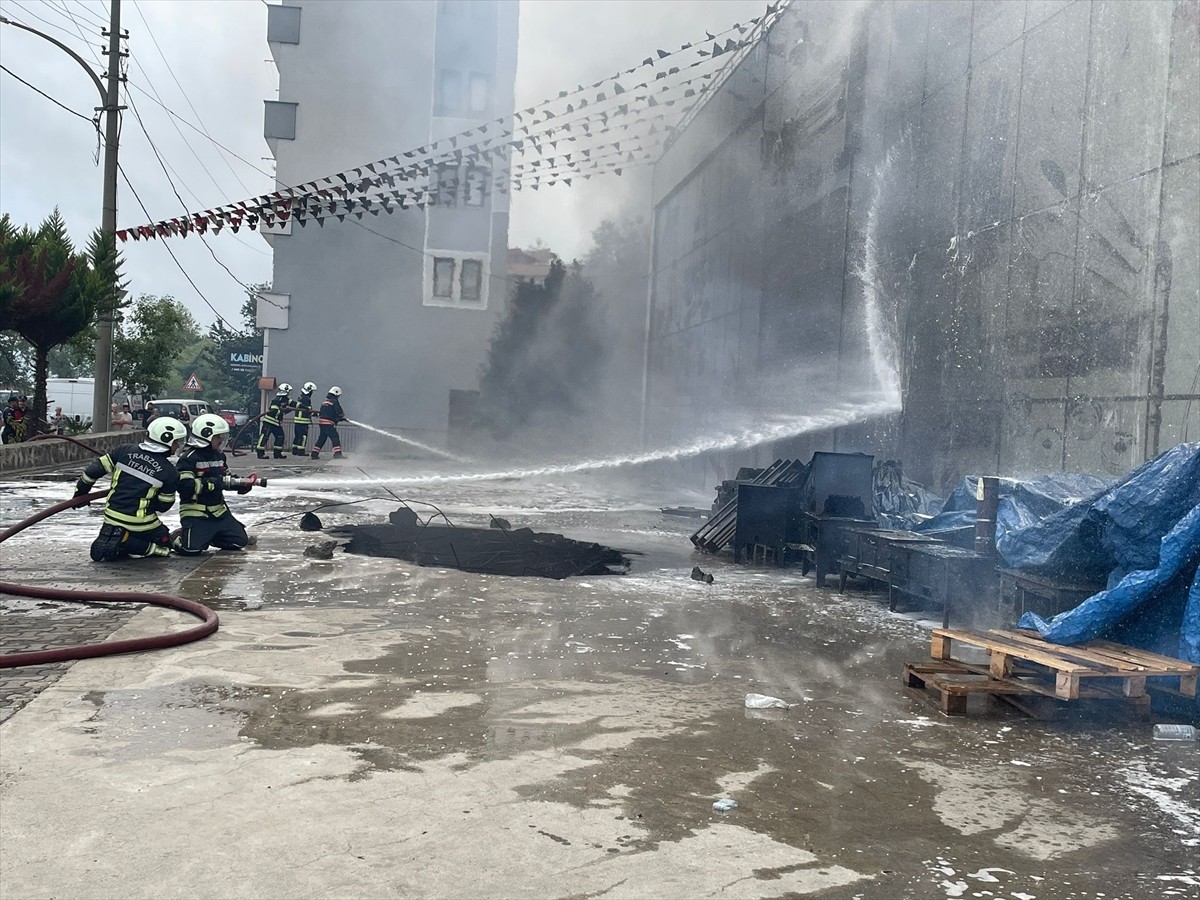 Trabzon'un Akçaabat ilçesinde hırdavat ve yapı malzemeleri satışı yapılan bir alışveriş merkezinde...