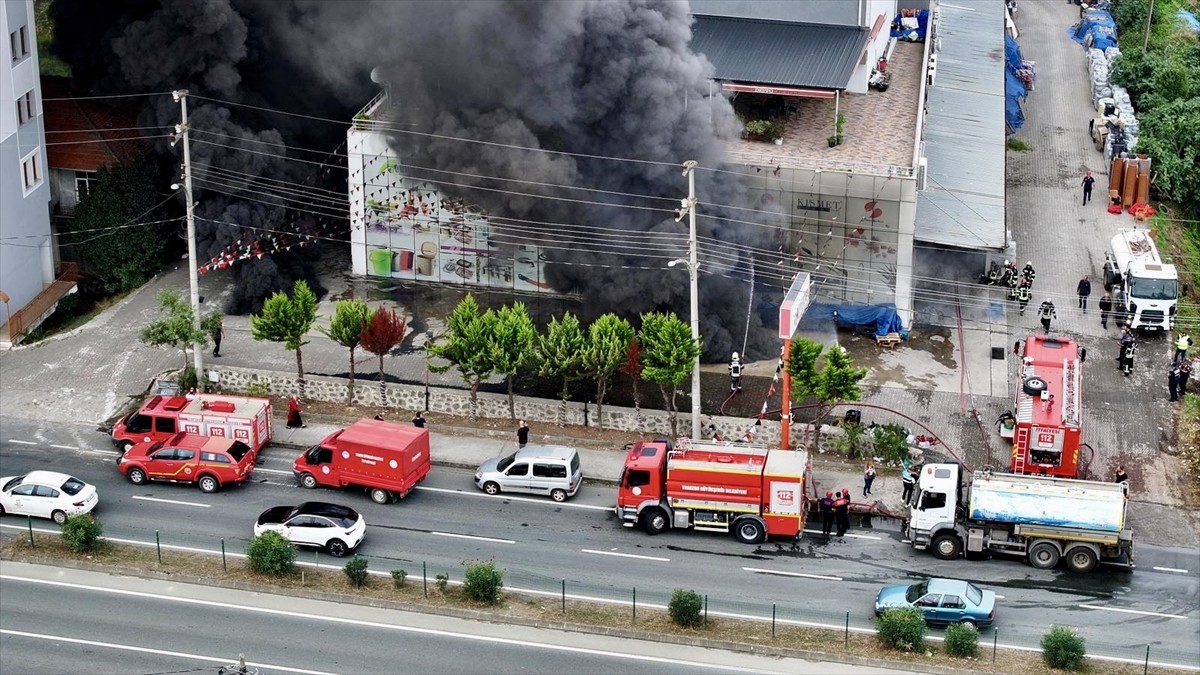 Trabzon'un Akçaabat ilçesinde hırdavat ve yapı malzemeleri satışı yapılan bir alışveriş merkezinde...
