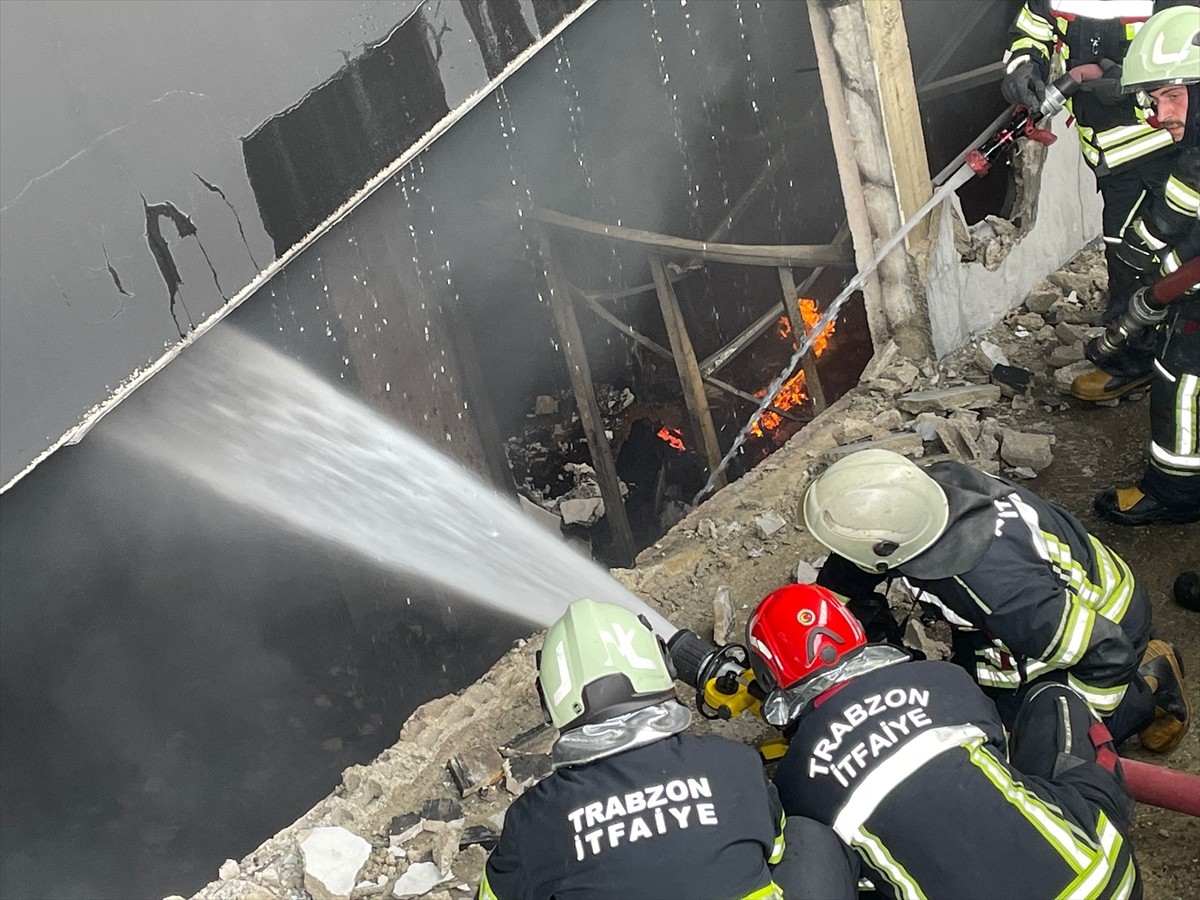 Trabzon'un Akçaabat ilçesinde hırdavat ve yapı malzemesi satışı yapılan bir alışveriş merkezinde...