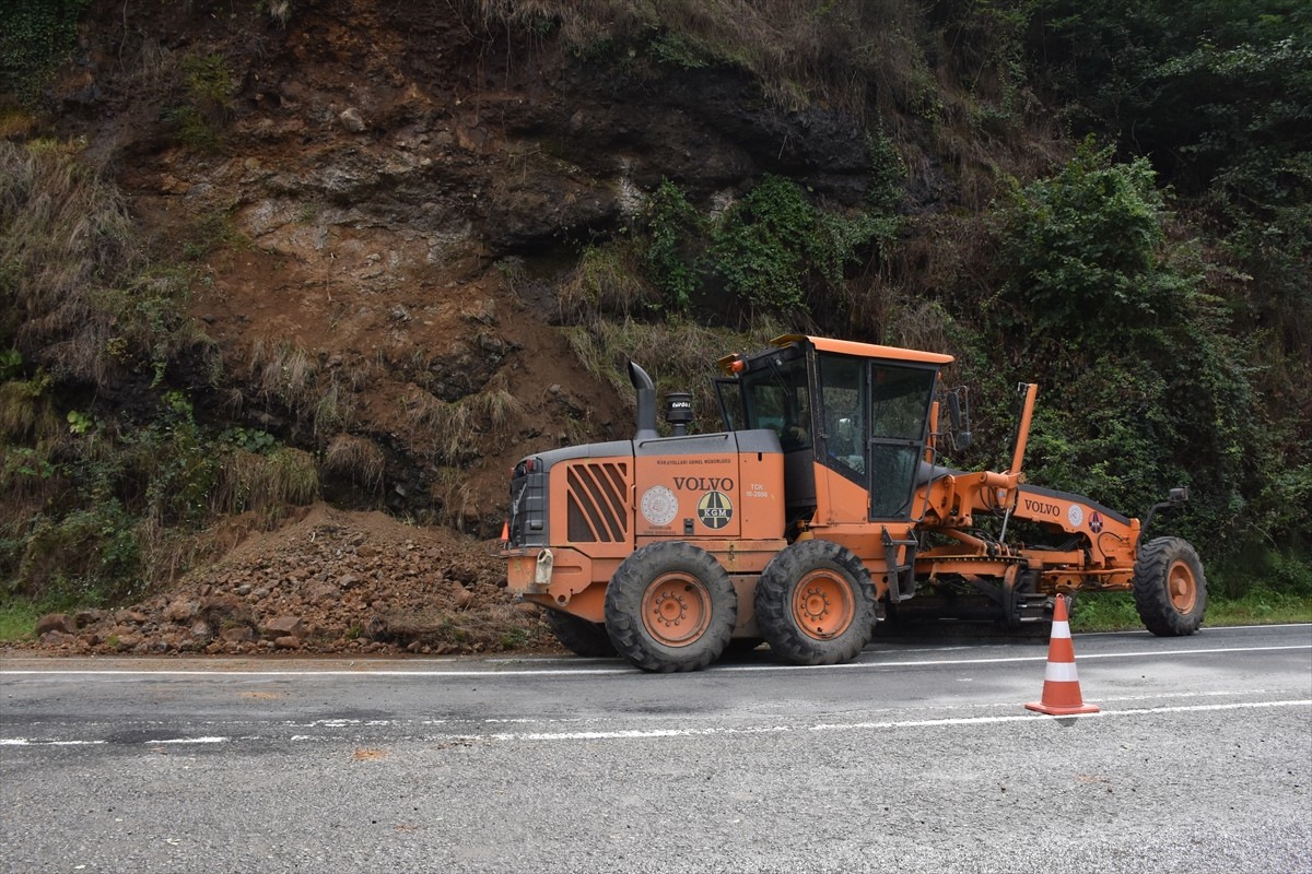 Trabzon'un Akçaabat ilçesinde meydana gelen toprak kayması nedeniyle Sera Gölü yolunda ulaşım, tek...