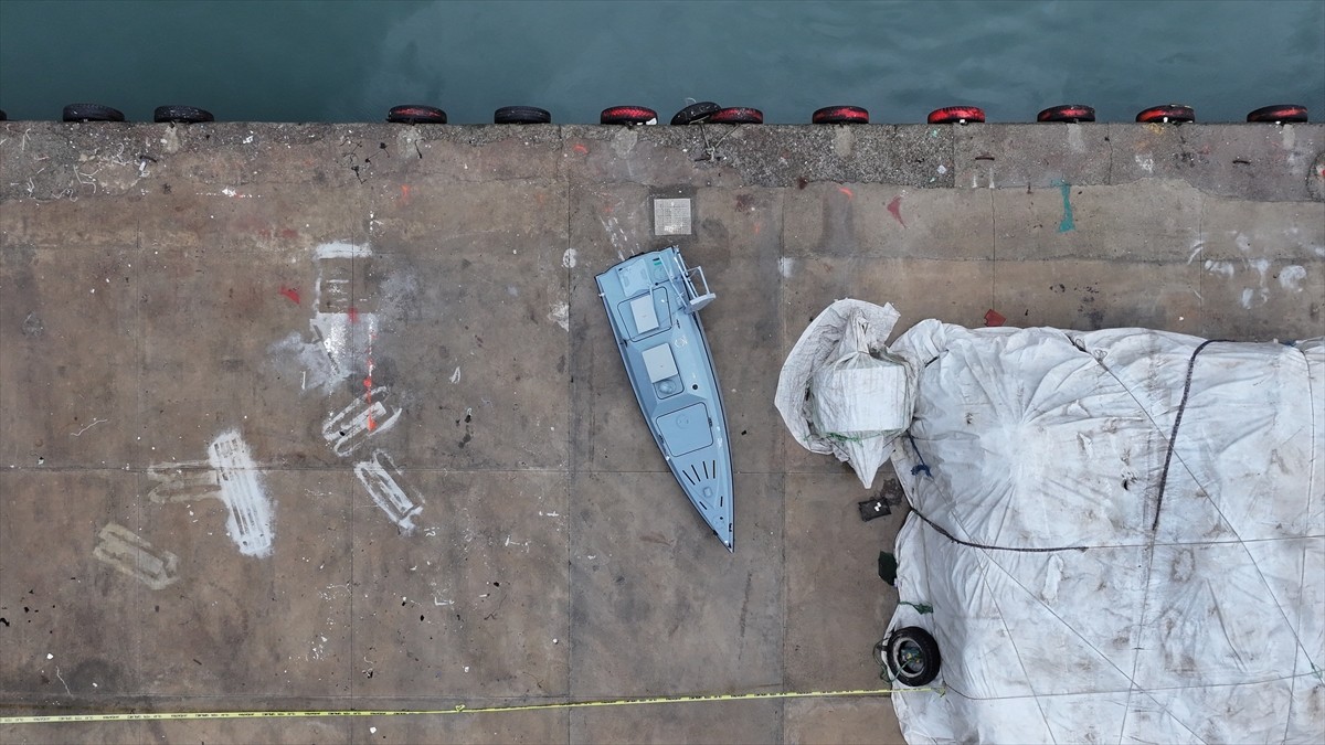 Trabzon'un Çarşıbaşı ilçesi Yoroz Limanı açıklarında balıkçılar tarafından insansız deniz aracı...