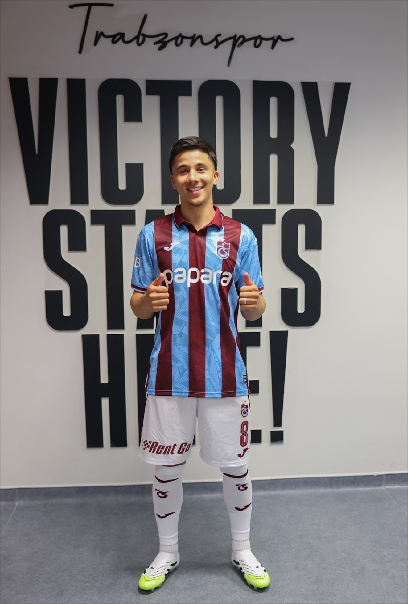 Trabzonspor Kulübü, Faslı futbolcu Benjamin Bouchouari ile 3+1 yıllığına anlaşma sağladı.