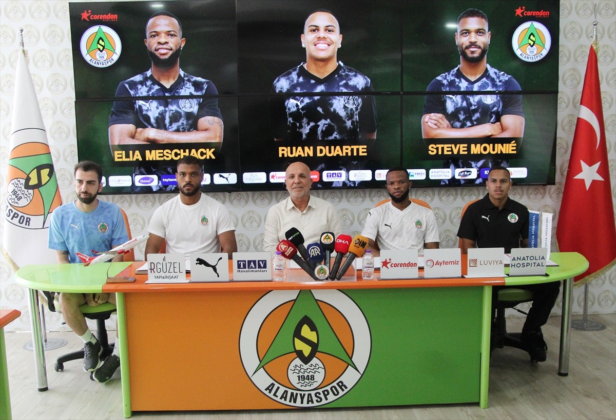 Trendyol Süper Lig ekibi Corendon Alanyaspor, transferin son gününde 3 oyuncuyu renklerine...