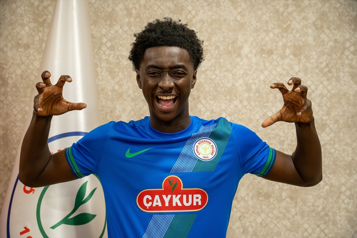 Trendyol Süper Lig ekiplerinden Çaykur Rizespor, Gana asıllı İngiliz futbolcu Jesurun Rak-Sakyi'yi...