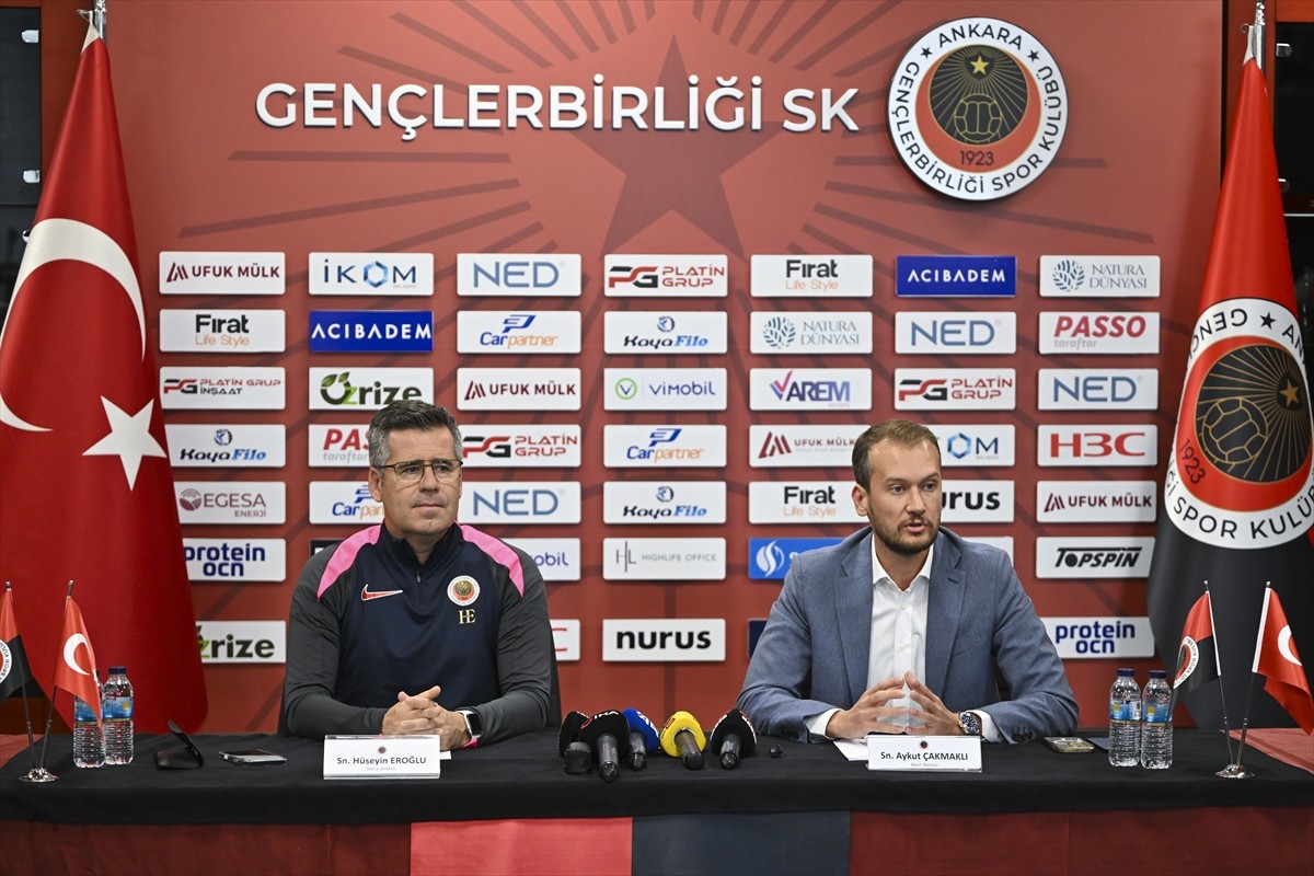 Trendyol Süper Lig ekiplerinden Gençlerbirliği'nin basın sözcüsü Aykut Çakmaklı (sağda), hakem...