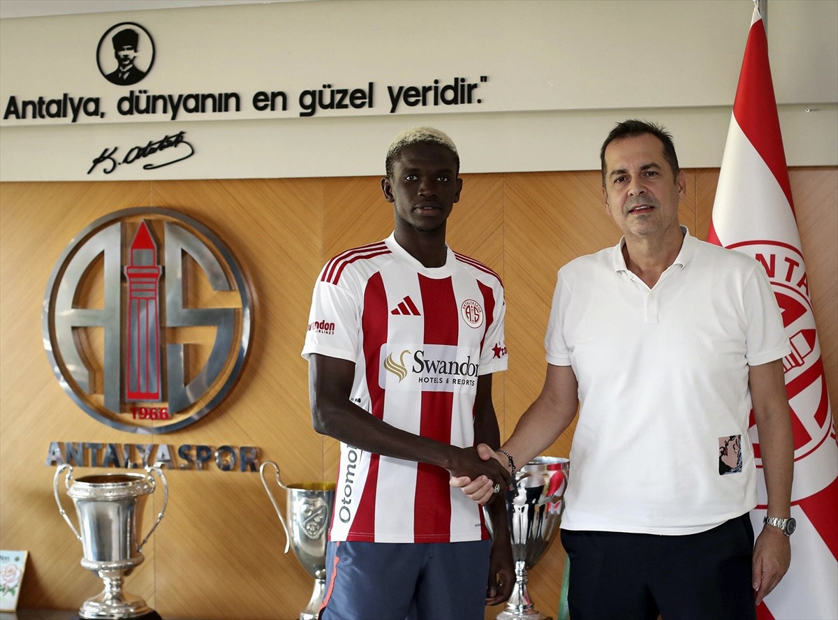 Trendyol Süper Lig ekiplerinden Hesap.com Antalyaspor, Senegalli oyuncu Bachir Gueye'yi transfer...
