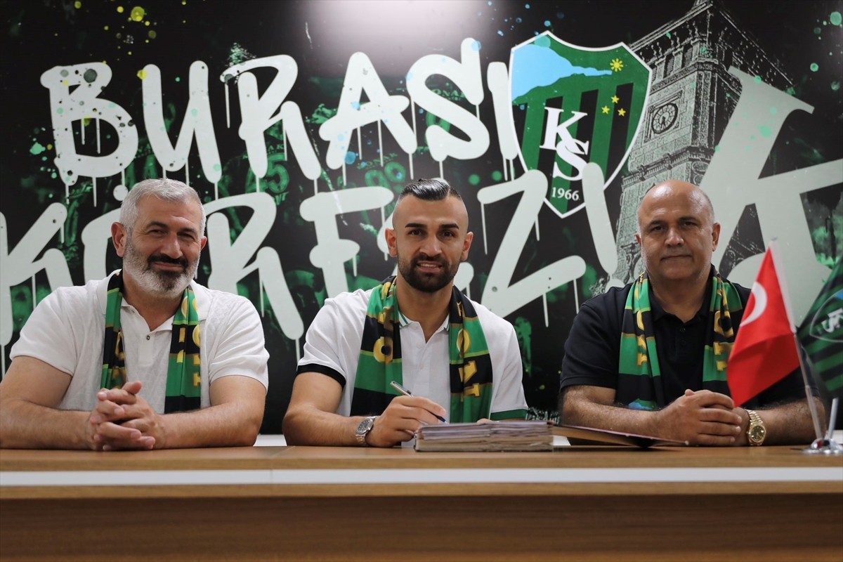 Trendyol Süper Lig ekiplerinden Kocaelispor, 33 yaşındaki forvet oyuncusu Serdar Dursun ile...