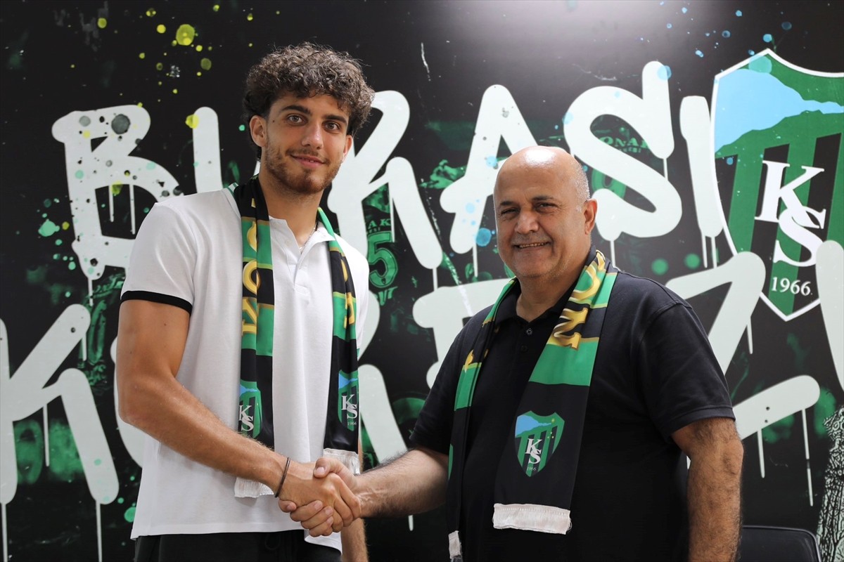 Trendyol Süper Lig ekiplerinden Kocaelispor, Macar savunma oyuncusu Botond Balogh'un (solda)...