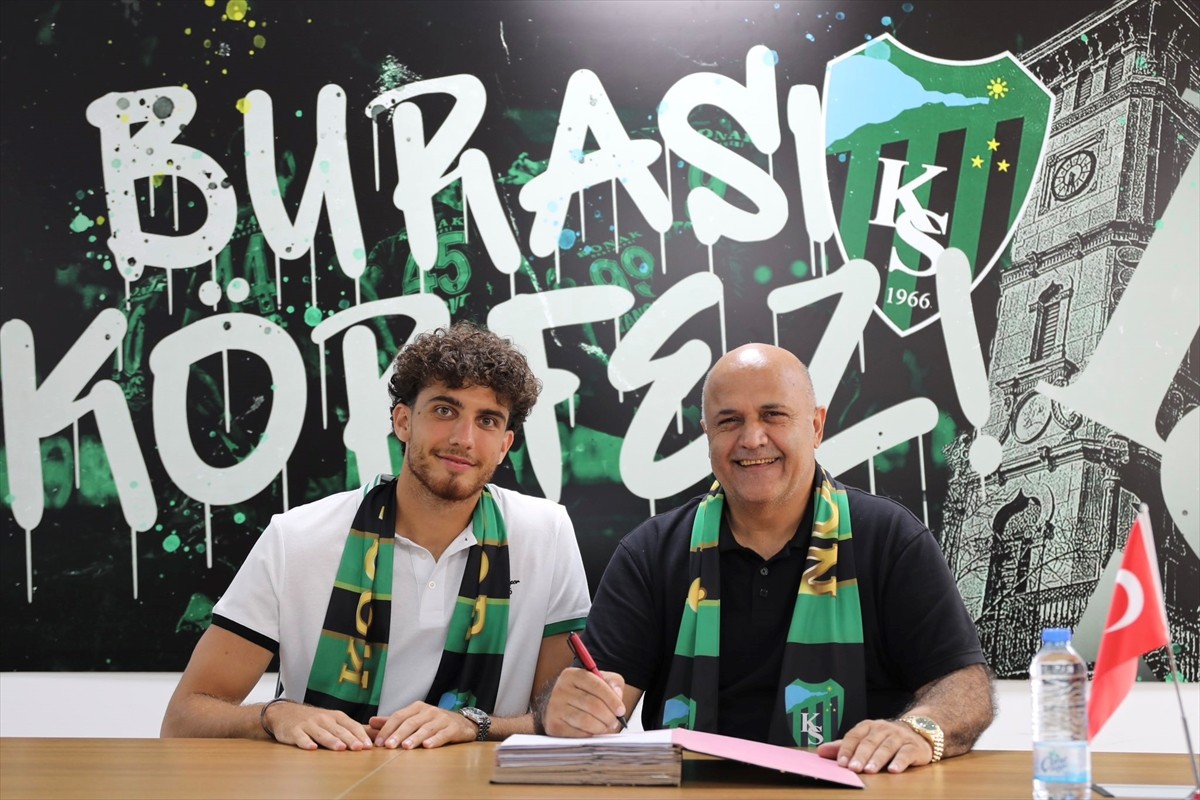 Trendyol Süper Lig ekiplerinden Kocaelispor, Macar savunma oyuncusu Botond Balogh'un (solda)...