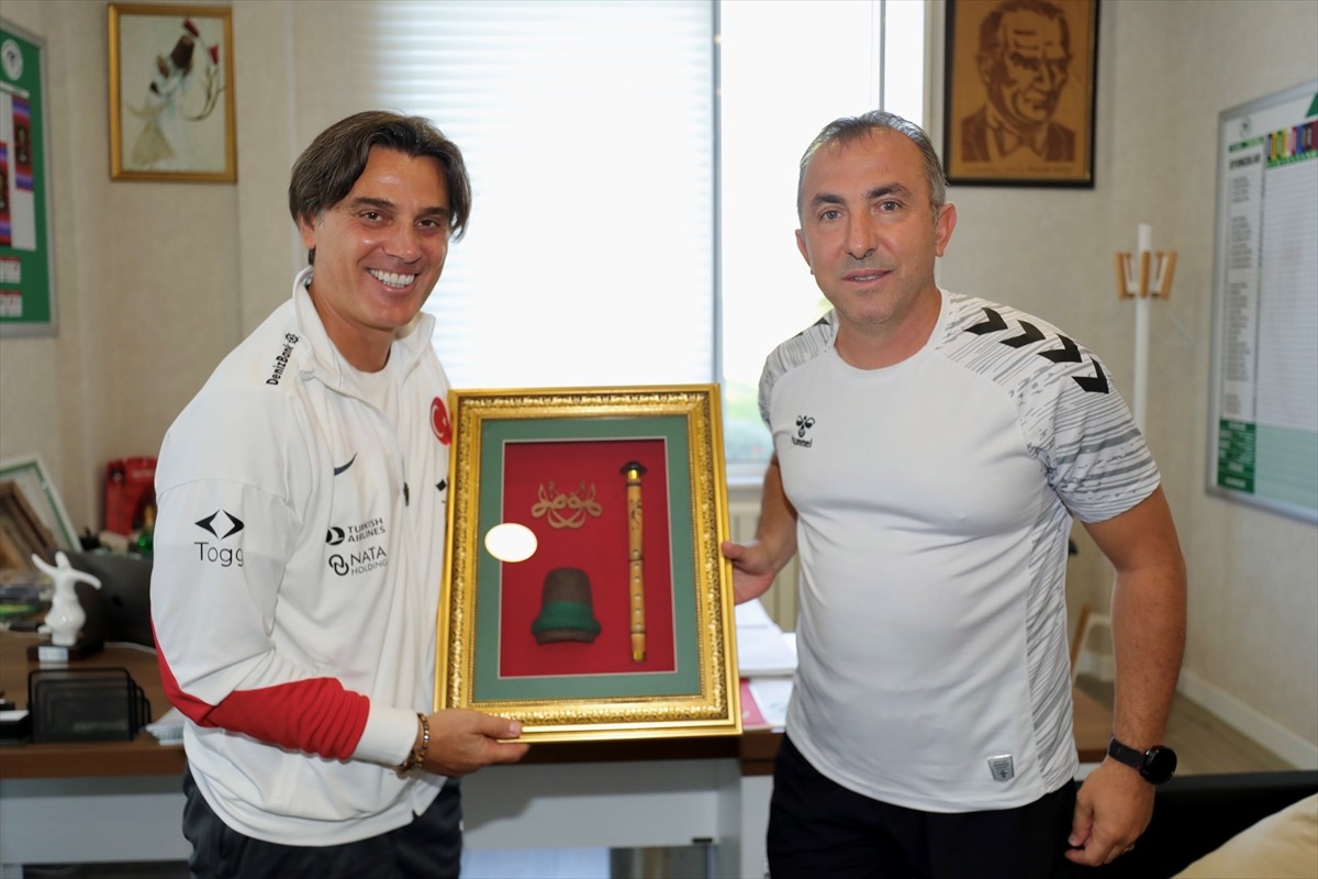 Trendyol Süper Lig ekiplerinden TÜMOSAN Konyaspor'un teknik direktörü Recep Uçar (sağda), 2026...