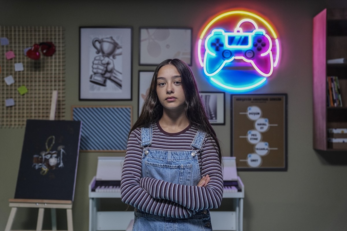 TRT 1 dizisi "Kod adı Kırlangıç" setinde oyuncu Uğur Karabulut, yeni sezon öncesi AA muhabirine...