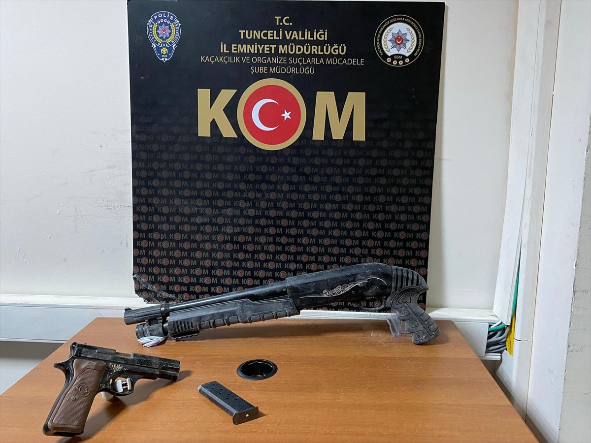 Tunceli’de inşaat alanında yapılan aramada ruhsatsız tabanca, pompalı tüfek ve bir miktar esrar...