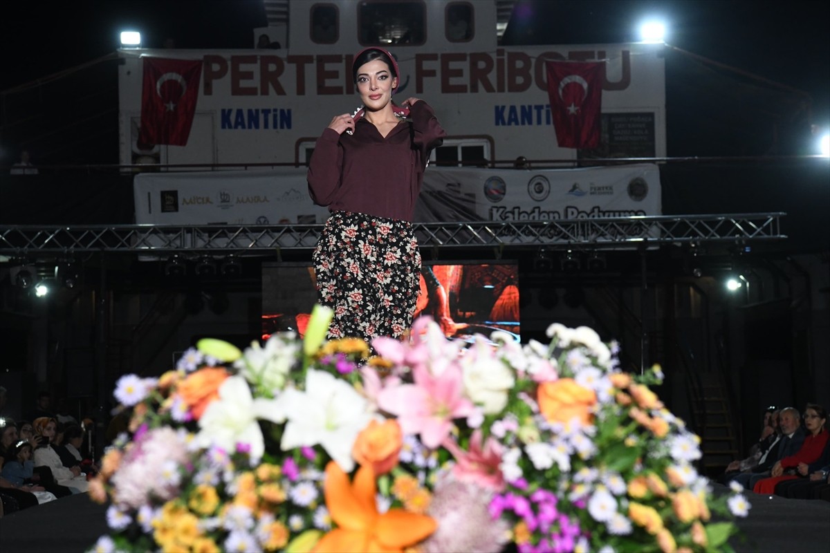 Tunceli’nin Pertek ilçesinde "Kaleden Podyuma, Bir Pertek Rüyası Defilesi" gerçekleştirildi.