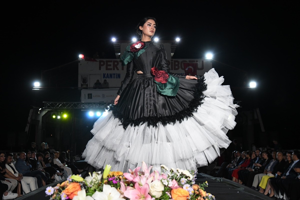 Tunceli’nin Pertek ilçesinde "Kaleden Podyuma, Bir Pertek Rüyası Defilesi" gerçekleştirildi.