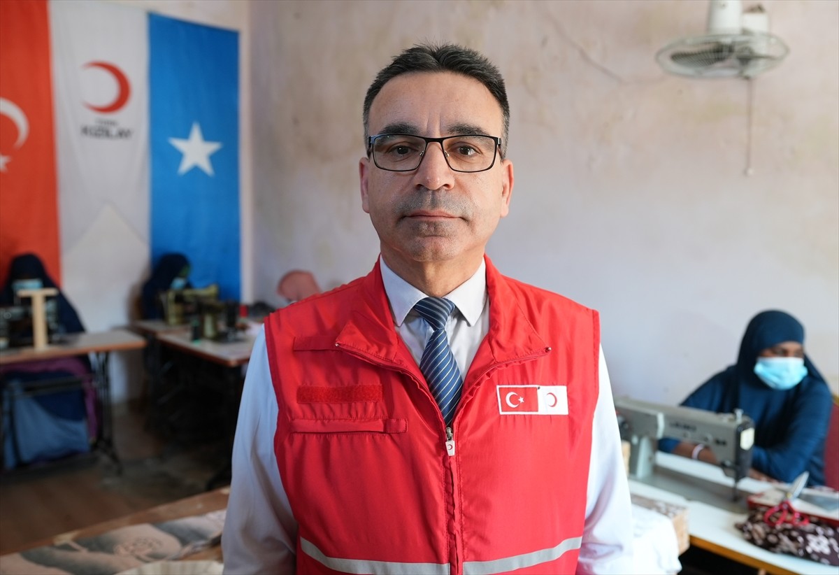 Türk Kızılay, Somali'de sıcak yemek dağıtımı ve eğitim programlarıyla her yıl binlerce ihtiyaç...
