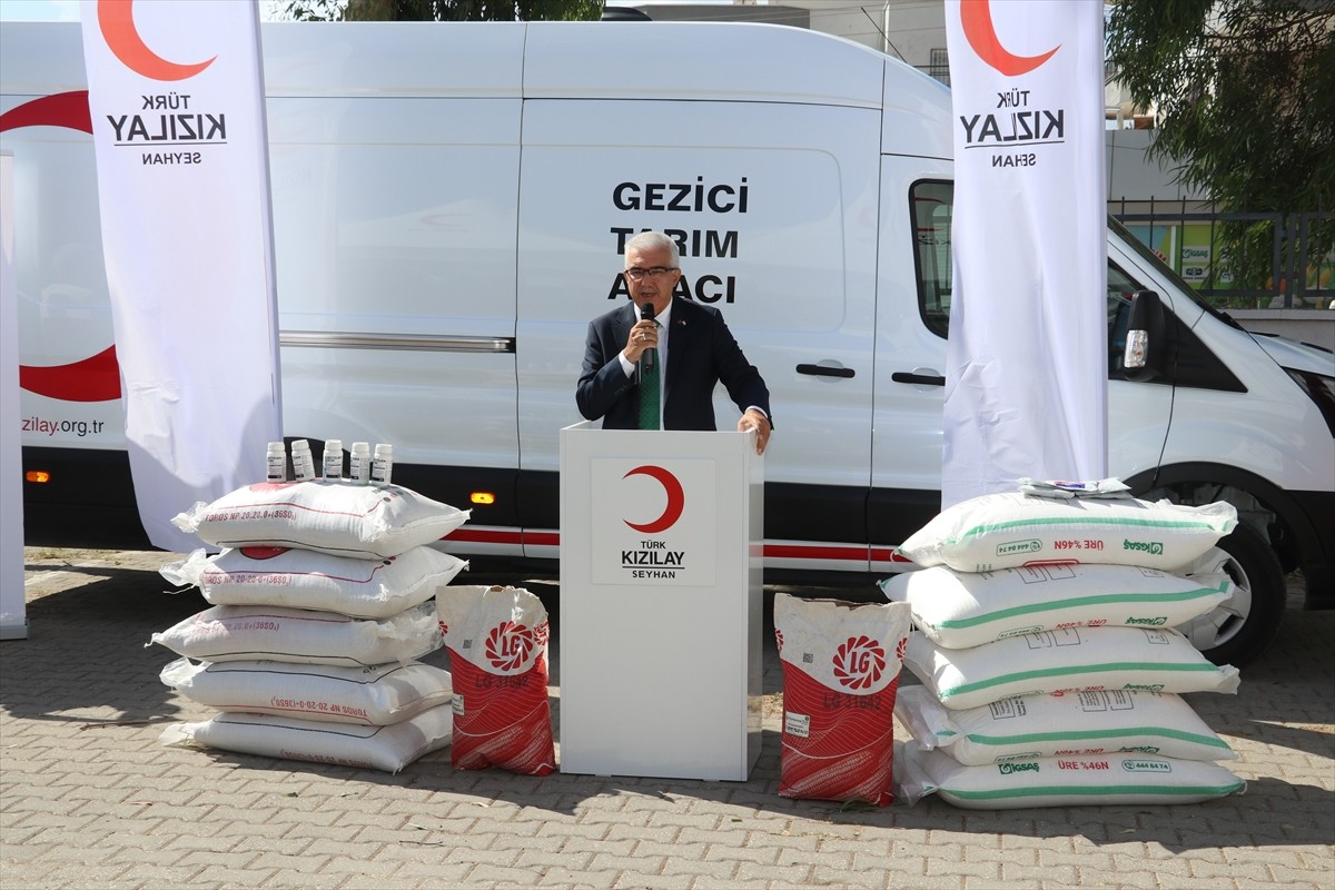 Türk Kızılay tarafından Adana'da küçük üreticilere gübre, tohum ve tarımsal ilaçtan oluşan hediye...
