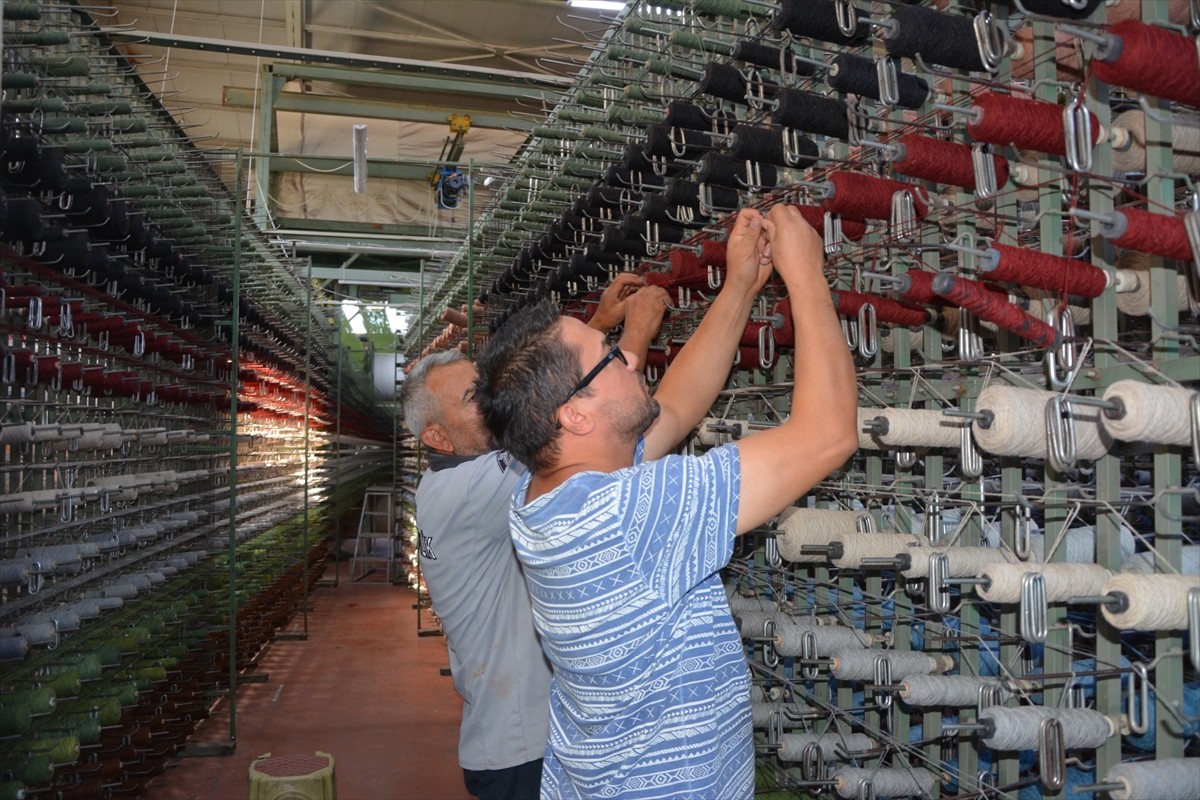 Türkiye'de cami ve el dokuma halıcılığının önemli merkezlerinden Manisa'nın Demirci ilçesinde...