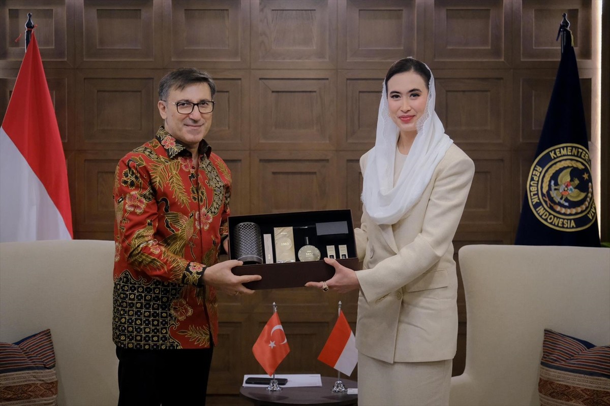 Türkiye'nin Cakarta Büyükelçisi Talip Küçükcan (solda), Endonezya Turizm Bakanı Widiyanti Putri...