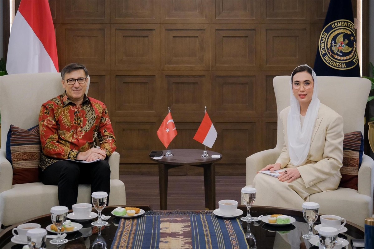 Türkiye'nin Cakarta Büyükelçisi Talip Küçükcan (solda), Endonezya Turizm Bakanı Widiyanti Putri...